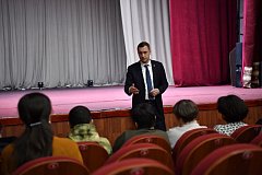В Ершове губернатор области Роман Бусаргин встретился с семьями военнослужащих