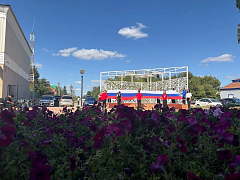 День Государственного флага России: юные активисты Ершова приняли участие в патриотической акции