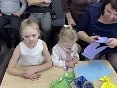 Супермамы и супердочки: в Ершове прошел праздник нежности, творчества и семейного тепла