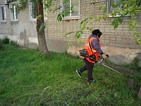 Работники МУП "Ершовское" проводят ежедневную уборку и  покос травы на придомовых территориях 
