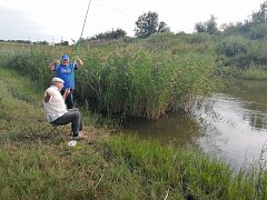 В Ершовском районе «серебряные» волонтеры организовали рыбалку для получателя социальных услуг