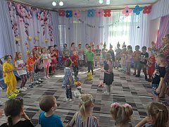 Ершовские малыши отпраздновали веселый праздник в забавных нарядах и с необычными прическами