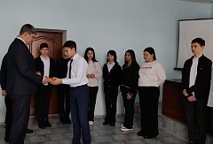  Школьники пришли к главе Ершовского района с кусочком блокадного хлеба