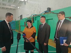 Во время рабочего визита в Ершов глава региона посетил школу №3 