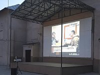 С экрана летнего кинотеатра ершовцам рассказывают о службе по контракту