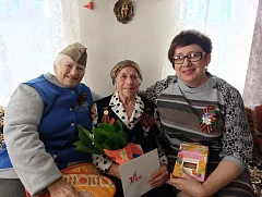 Ершовских тружеников тыла тепло поздравили представитель КЦСОН и «серебряные» волонтеры