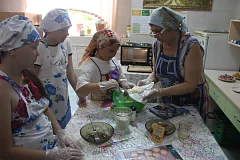 «Учебная кухня»: получатель соцуслуг провела для ершовских ребят кулинарный мастер-класс