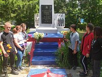 Учащиеся Ершовского агролицея ко Дню памяти и скорби возложили цветы к мемориалу павшим воинам