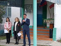 В школе Ершовского района установили мемориальную доску и Парту Героя