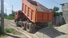 Продолжаются работы по отсыпке щебнем грунтовых дорог на улицах Ершова