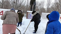 Ко Дню защитника Отечества в Ершовском районе приводят в порядок памятники