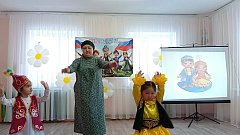 Праздничный концерт с танцами, играми и национальными блюдами провели в детском саду Ершовского района в Год единства народов