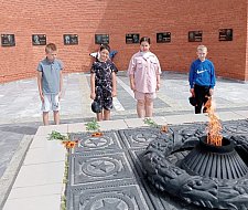 Накануне Дня памяти и скорби юные ершовцы почтили память павших воинов и возложили цветы к Вечному огню