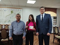 Глава Ершовского района Константин Мызников вручил Почетный знак Губернатора Ольге Ибрагимовой