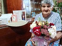 90 лет жизненного пути: сотрудники КЦСОН г.Ершова поздравили с юбилеем Валентину Андреевну Гандзюрову