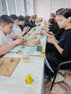 На мастер-классе в Ершовском РДК школьники познакомились с традиционной глиняной лепкой