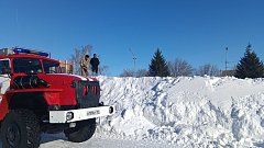 Сугроб на радость ершовской детворе превратился в снежную горку