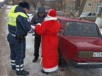 В Ершове с наступающим праздником горожан поздравил новогодний патруль