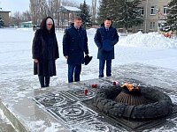 Ершовской транспортной прокуратурой в преддверии Дня защитника Отечества проведено возложение цветов к Вечному огню у мемориала павшим в годы Великой Отечественной войны