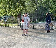 В одном из дворов Ершова артисты РДК устроили настоящий праздник для взрослых и детей