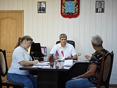 По поручению губернатора глава Ершовского района Константин Мызников провел прием граждан