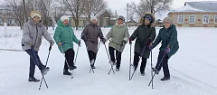 Отвлечься от житейских хлопот ершовским сельчанам помогает скандинавская ходьба