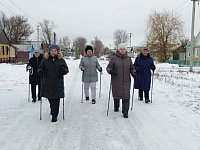 Мороз, солнце и палки: ершовские сельчанки открыли зимний сезон скандинавской ходьбы
