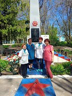 Благоустройство памятных мест: «серебряные» волонтеры Ершовского района провели акцию «Чистый обелиск»