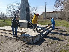 Ершовские сельчане провели совместный субботник по благоустройству памятных мест