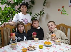 Сегодня в ершовском центре соцобслуживания готовили десерт и читали басни по ролям