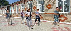 Ершовские сельчанки уверенной скандинавской ходьбой идут к здоровью и долголетию