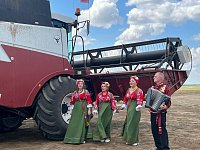 Артисты РДК продолжают поддерживать ершовских хлеборобов любимыми песнями