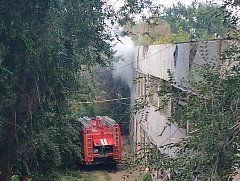 В Ершове пожарные ликвидировали пожар в заброшенном здании