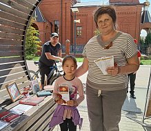 В преддверии Дня Победы библиотекари провели в Ершове акцию «Георгиевская ленточка-2025»