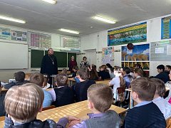 В гости к ребятам школы п. Учебный Ершовского района пришел священник Кирилл Бауков