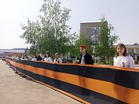 В Ершове молодогвардейцы и волонтеры на площади растянули 100-метровую георгиевскую ленту
