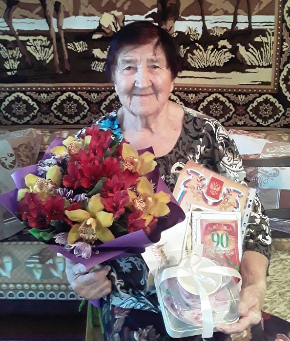 Поздравить бабушку с юбилеем 90 лет в стихах (трогательно, душевно, красиво)