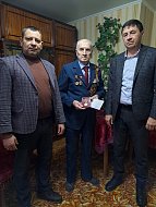 Глава МО г. Ершов Альберт Тихов вручил юбилейные медали труженикам тыла