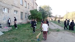 Коллектив ершовской школы дружно вышел на субботник