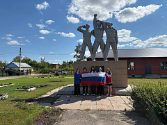 День Государственного флага России: юные активисты Ершова приняли участие в патриотической акции