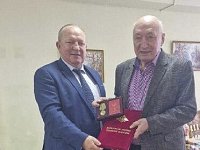 Во время своего визита в Ершовский район облдеп вручил награду руководителю сельхозпредприятия