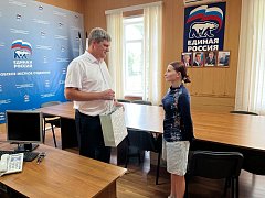 Глава Ершовского района Константин Мызников принял участие в акции "Собери ребенка в школу"