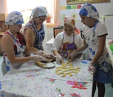 «Учебная кухня»: получатель соцуслуг провела для ершовских ребят кулинарный мастер-класс