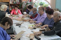 В творческой мастерской «Доброцентр» ершовцы создают зимнюю фотозону с декоративным камином