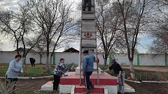 В селе Моховом прошла акция "Чистый памятник", посвященная приближающемуся Дню Победы