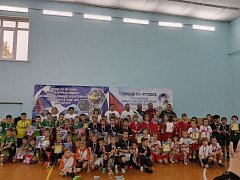 Из Озинок ершовские футболисты вернулись с первым местом, наградами и комплектом новой спортивной формы