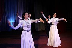 В День народного единства ершовского зрителя порадовали кавказскими песнями и танцами