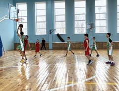 В Ершове на стадионе «Юность» прошел баскетбольный турнир, посвященный Дню народного единства