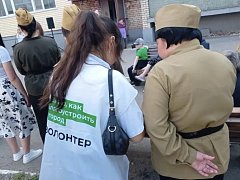 В Ершове волонтеры помогают жителям принять участие в голосовании по выбору территорий для благоустройства