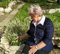 «Аленушка» у болотца, наряды из сирени и сережки березки — пожилые жительницы Ершова подошли креативно к фотосессии на природе